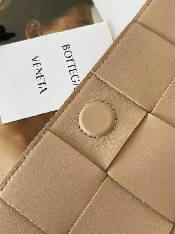 AAA Replica Ru BOTTEGA VENETA CASSETTE 0126