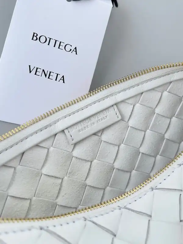 AAA Replica Ru BOTTEGA VENETA Pouch On Strap 0126