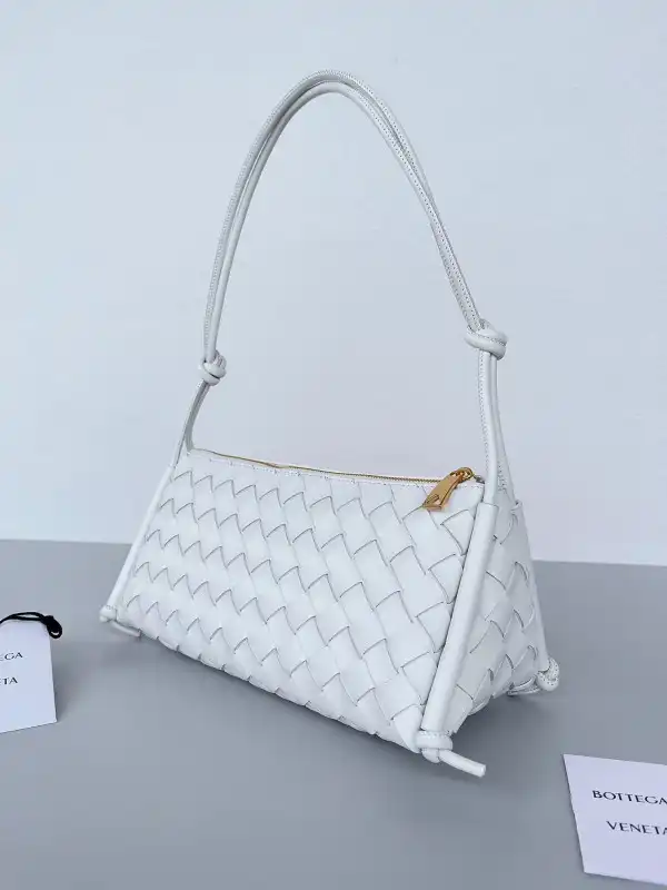 AAA Replica Ru BOTTEGA VENETA Pouch On Strap 0126