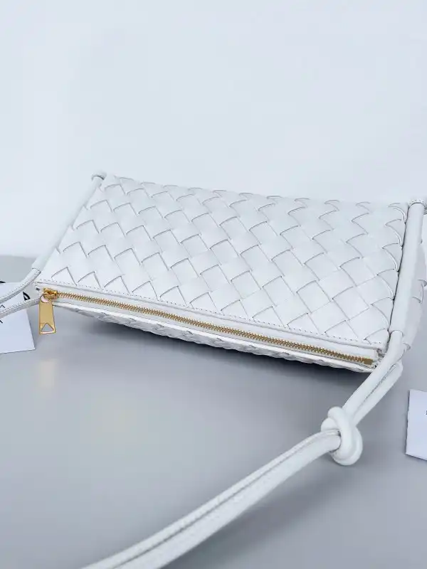 AAA Replica Ru BOTTEGA VENETA Pouch On Strap 0126