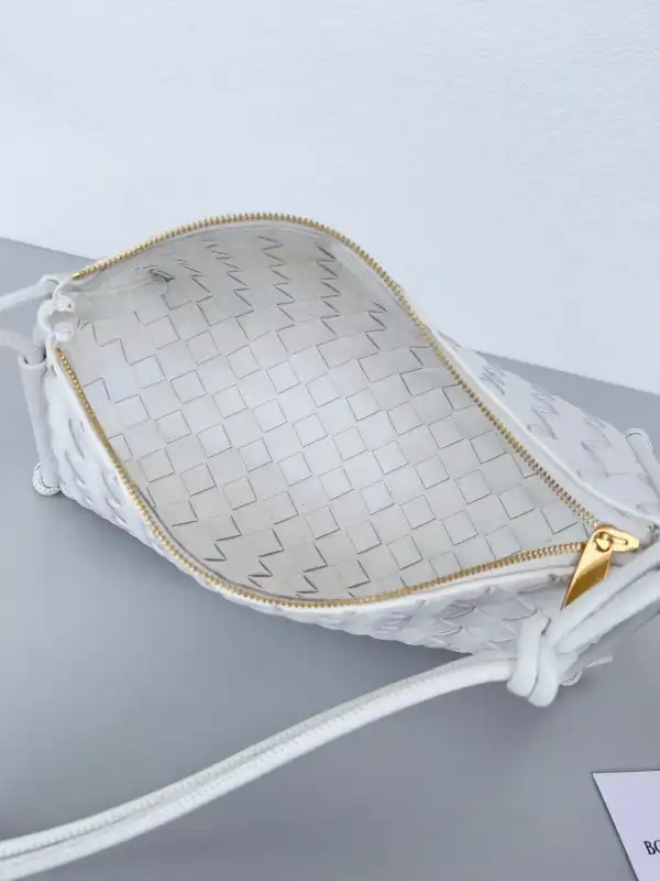 AAA Replica Ru BOTTEGA VENETA Pouch On Strap 0126