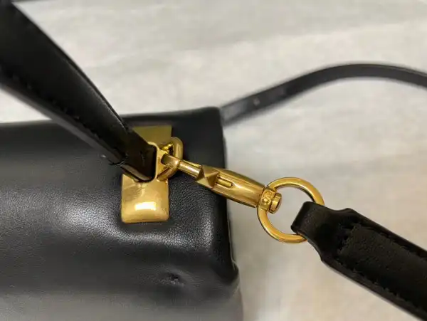 AAA Replica Ru VALENTINO MINI ONE STUD HANDBAG 0129