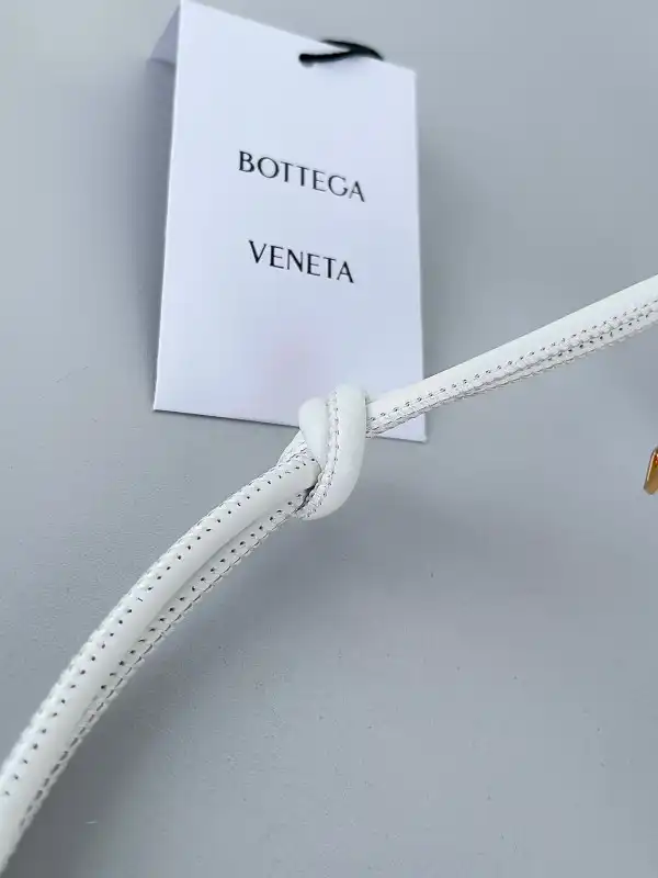 AAA Replica Ru BOTTEGA VENETA Pouch On Strap 0126