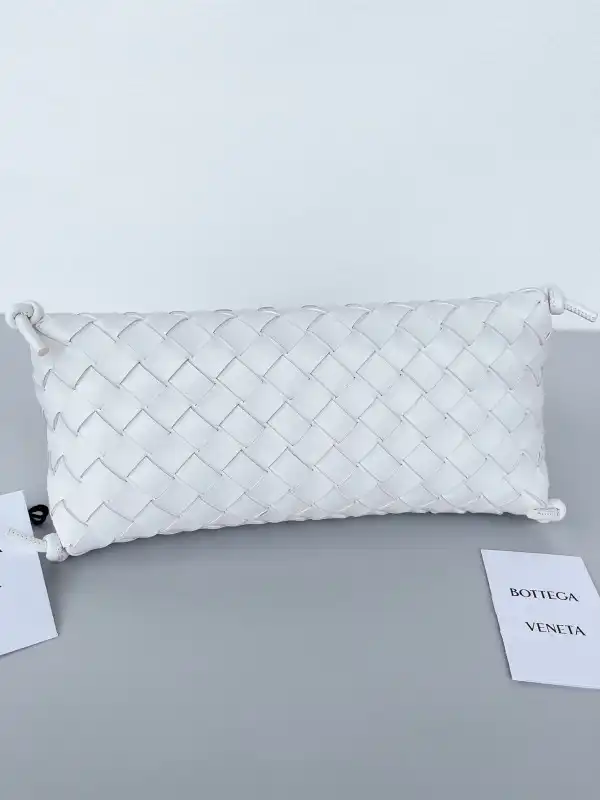 AAA Replica Ru BOTTEGA VENETA Pouch On Strap 0126