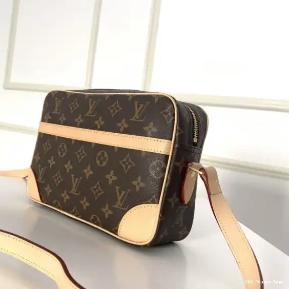 AAA Pruses Bags LOUIS BAG MESSENGER VUITTON 0216