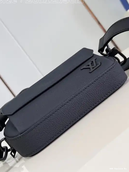 AAA Replica Ru Pilot VUITTON Wearable Wallet-20*12*5.5CM LOUIS 0221