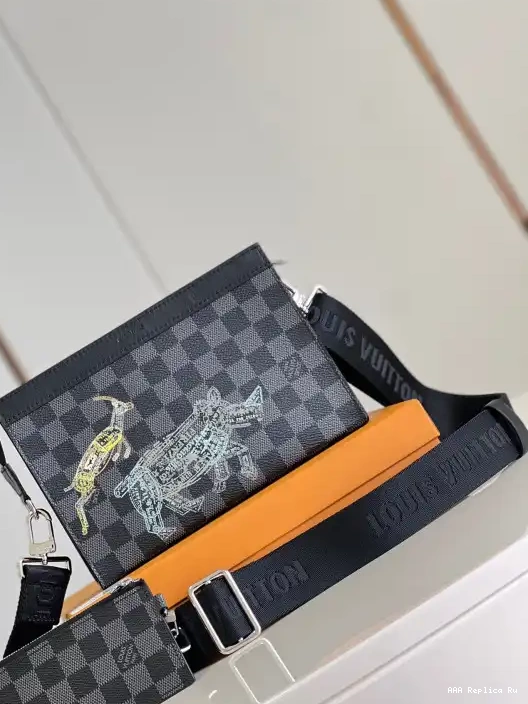 AAA Replica Ru GASTON LOUIS VUITTON WEARABLE 0305